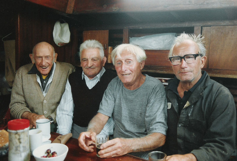 Maj 1991. La Havre, w forpiku S/Y Maria, od lewej David Walsh, Wojciech Jacobson, Francis Dumarski i Ludek Mączka
